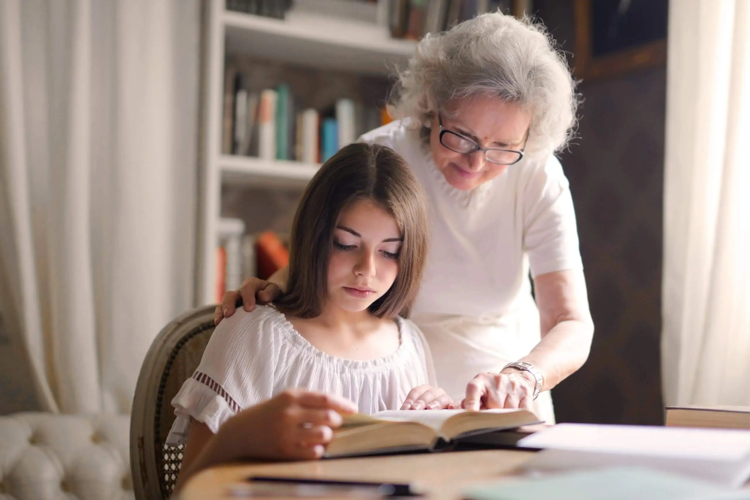 Lecture entre les générations de la famille.