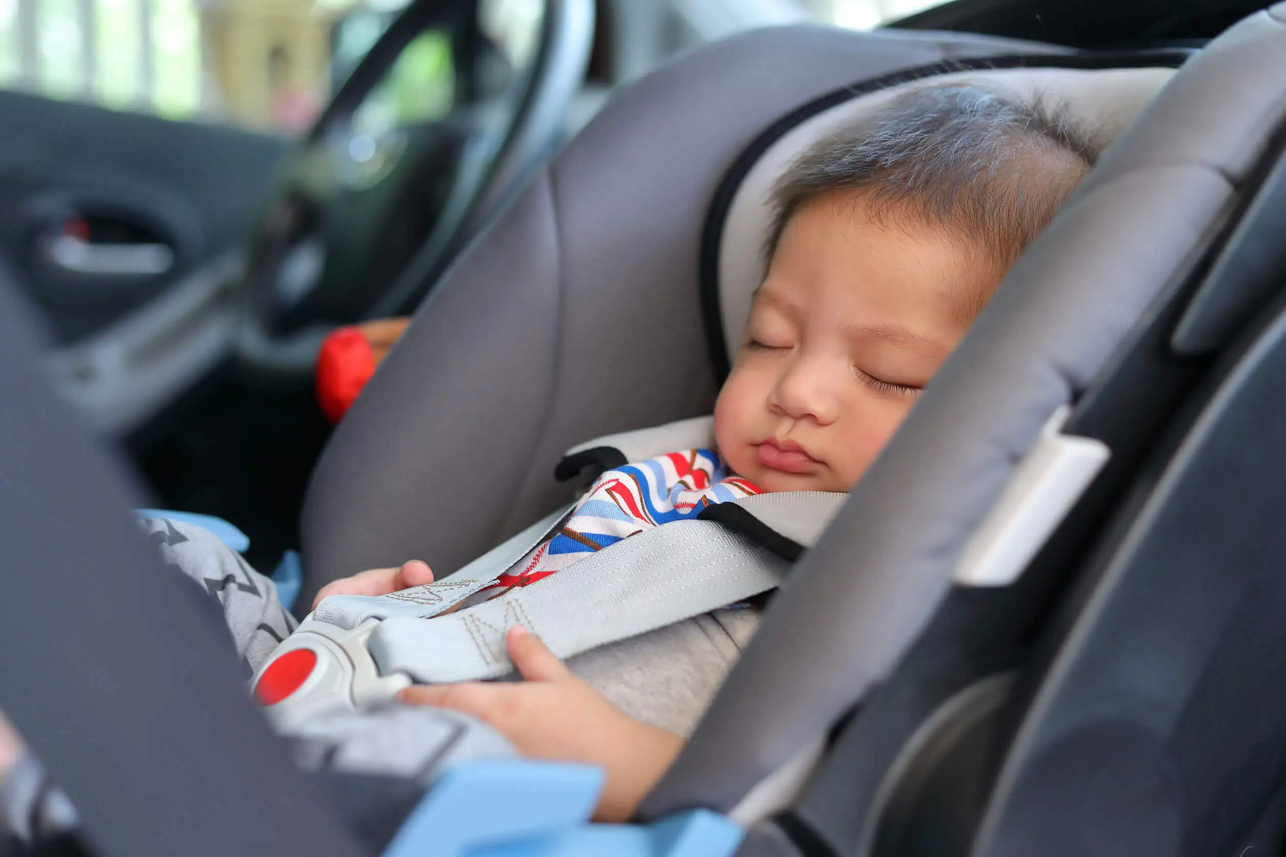 Bebé durmiendo en la silla. del coche