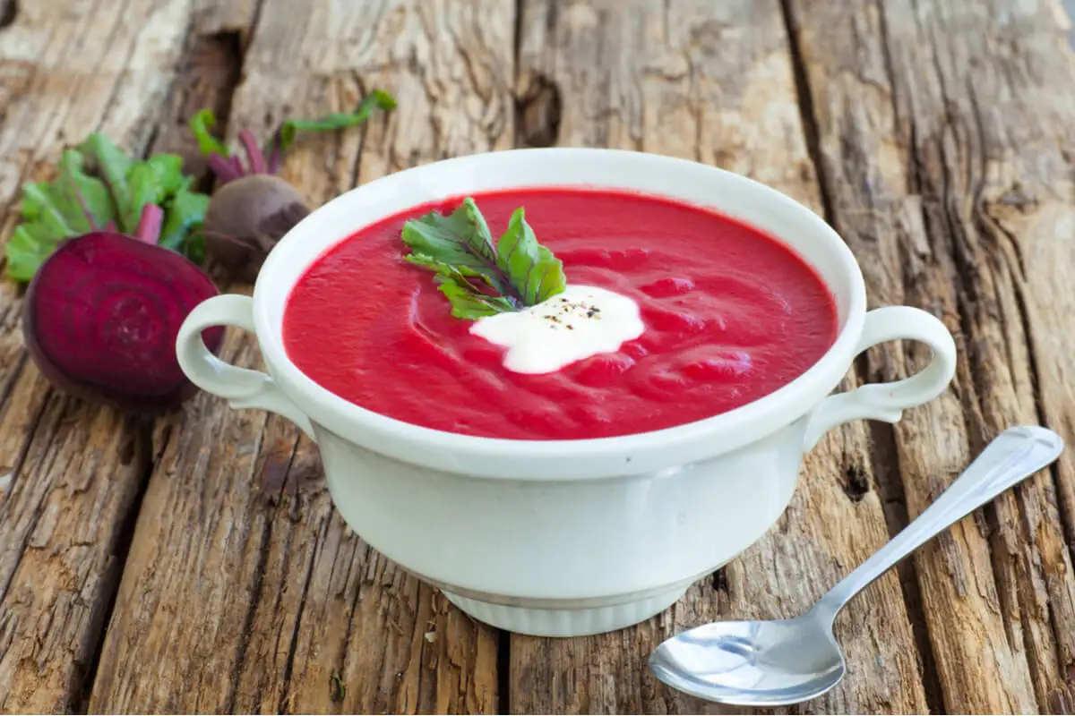 Zuppiera con crema di barbabietole.