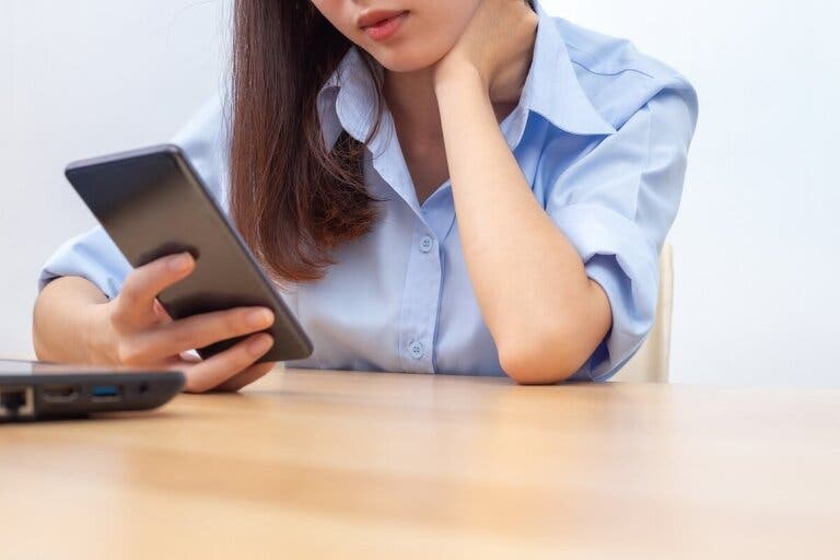 ¿Cómo prevenir la tendinitis por el uso del celular?
