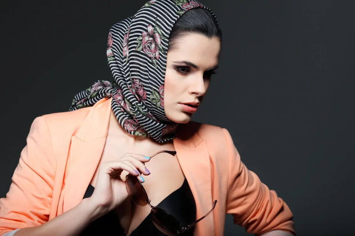 Peinado turbante con una pañoleta.