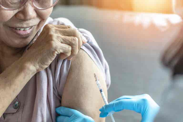 Estudios revelan eficacia de la vacuna contra la neumonía en adultos mayores