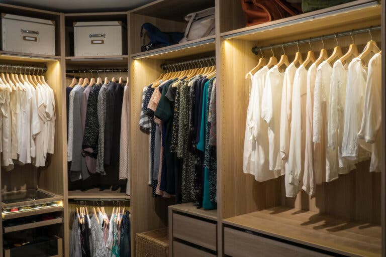 8 claves para iluminar tu vestidor
