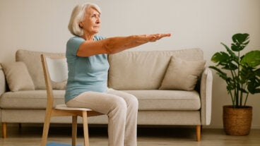 Yoga en silla para adultos mayores: ejercicios simples para ganar fuerza y equilibrio