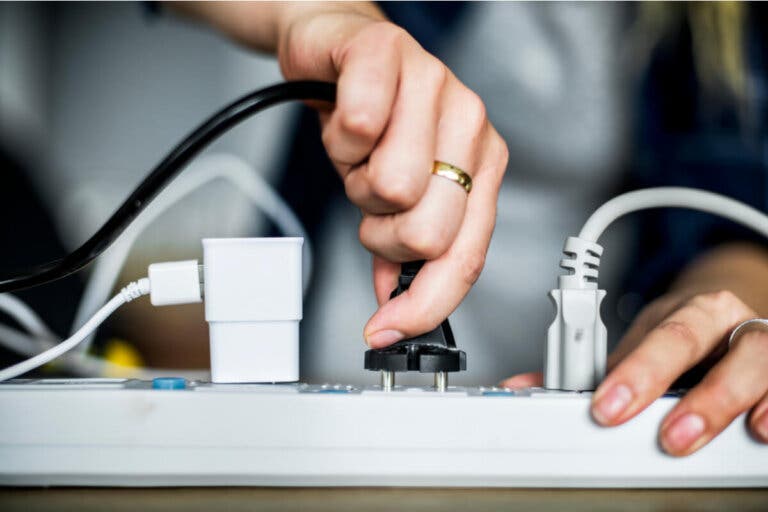8 ideas para ocultar los cables en casa