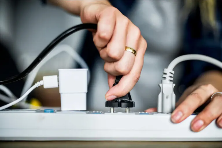 8 ideas para ocultar los cables en casa