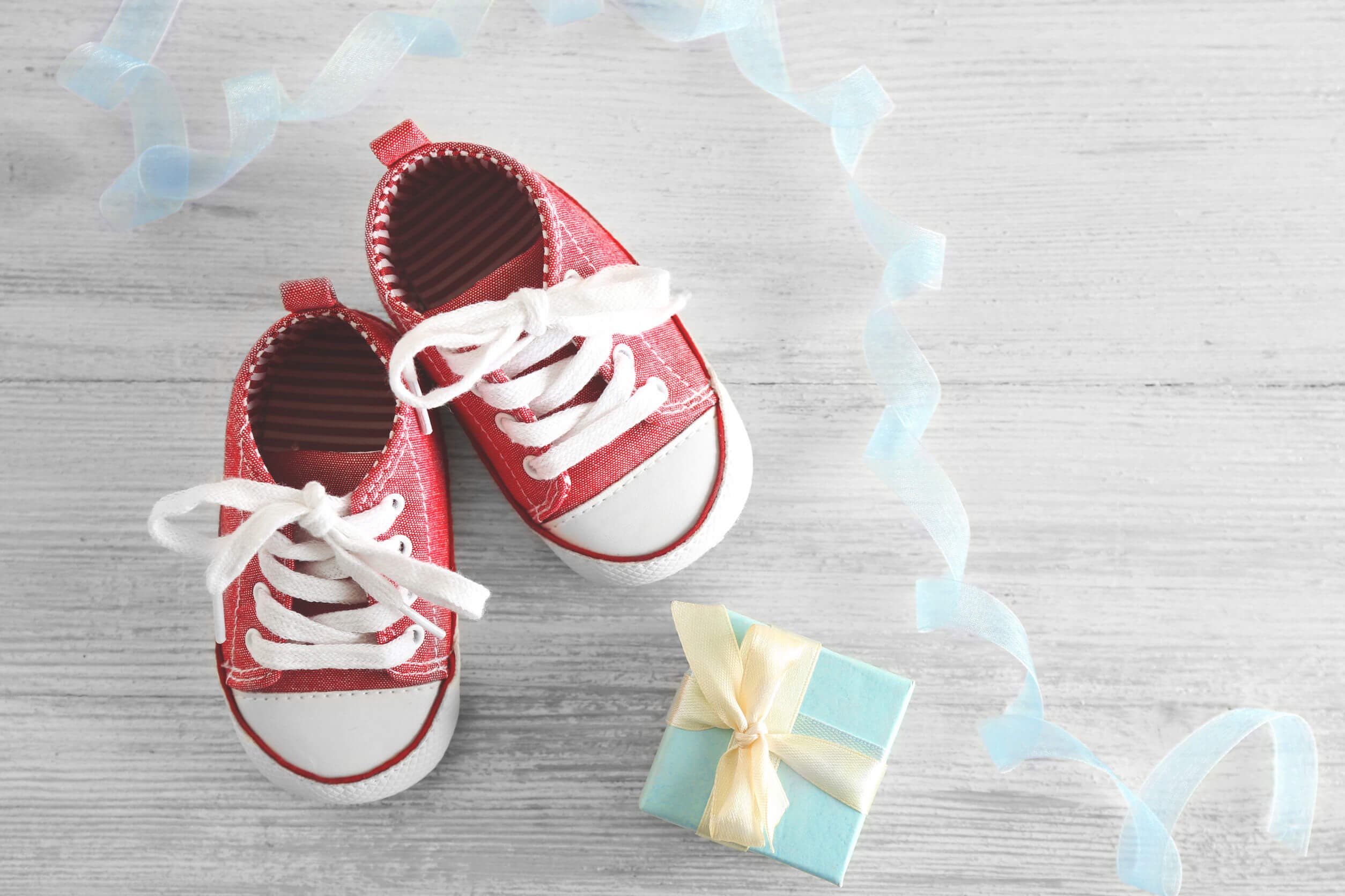 Los primeros pasos y zapatos de los bebés