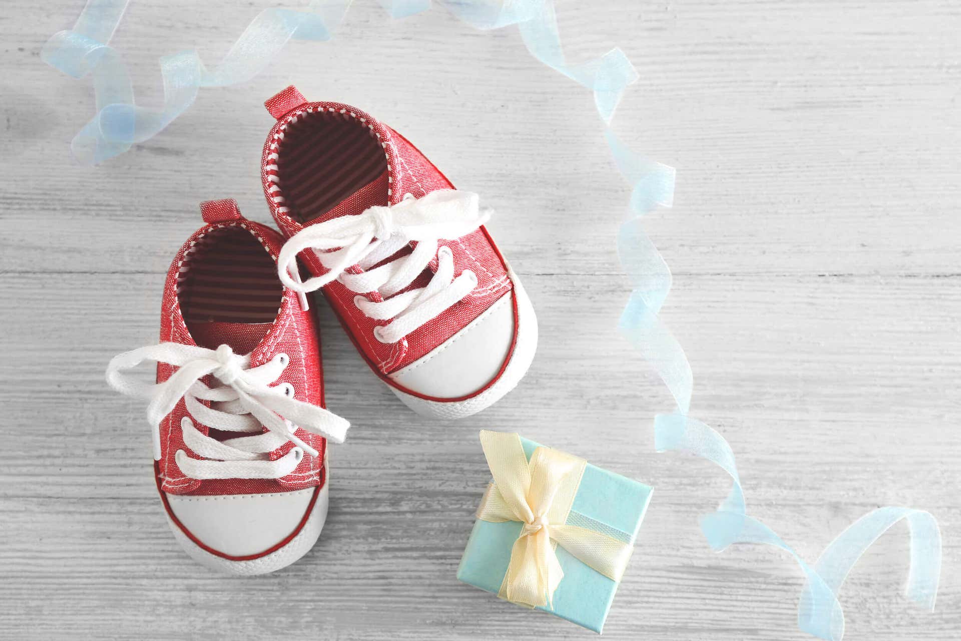 Los primeros pasos y zapatos de los bebés
