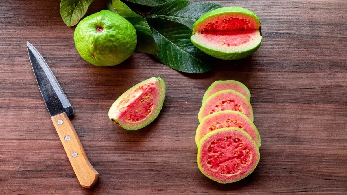 La guayaba es una de las frutas con menos carbohidratos.