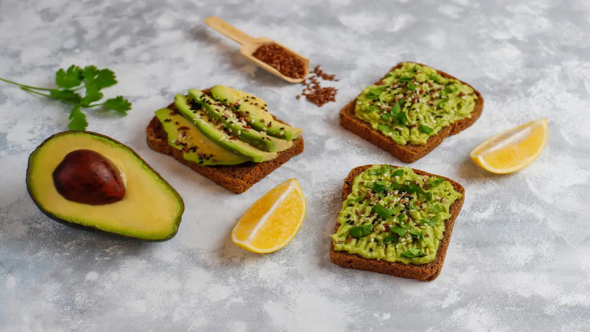 Tostadas de pan untadas en aguacate.
