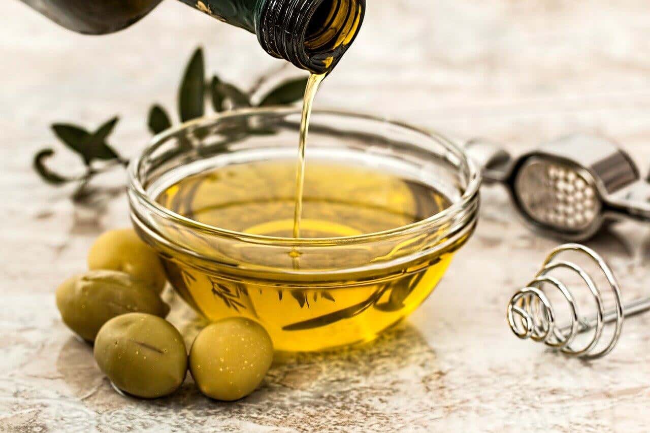 L'huile d'olive pour un masque cutané.
