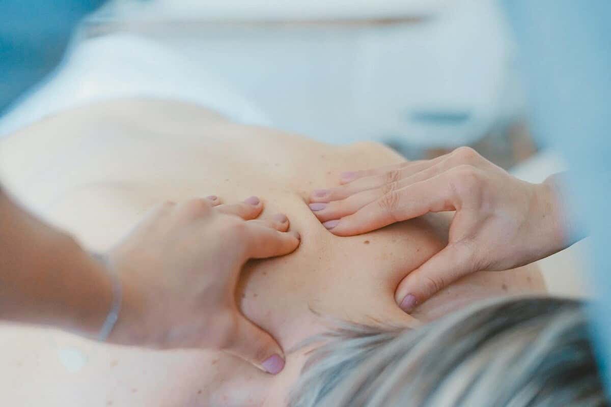 Beneficios y usos del masaje de tejido profundo