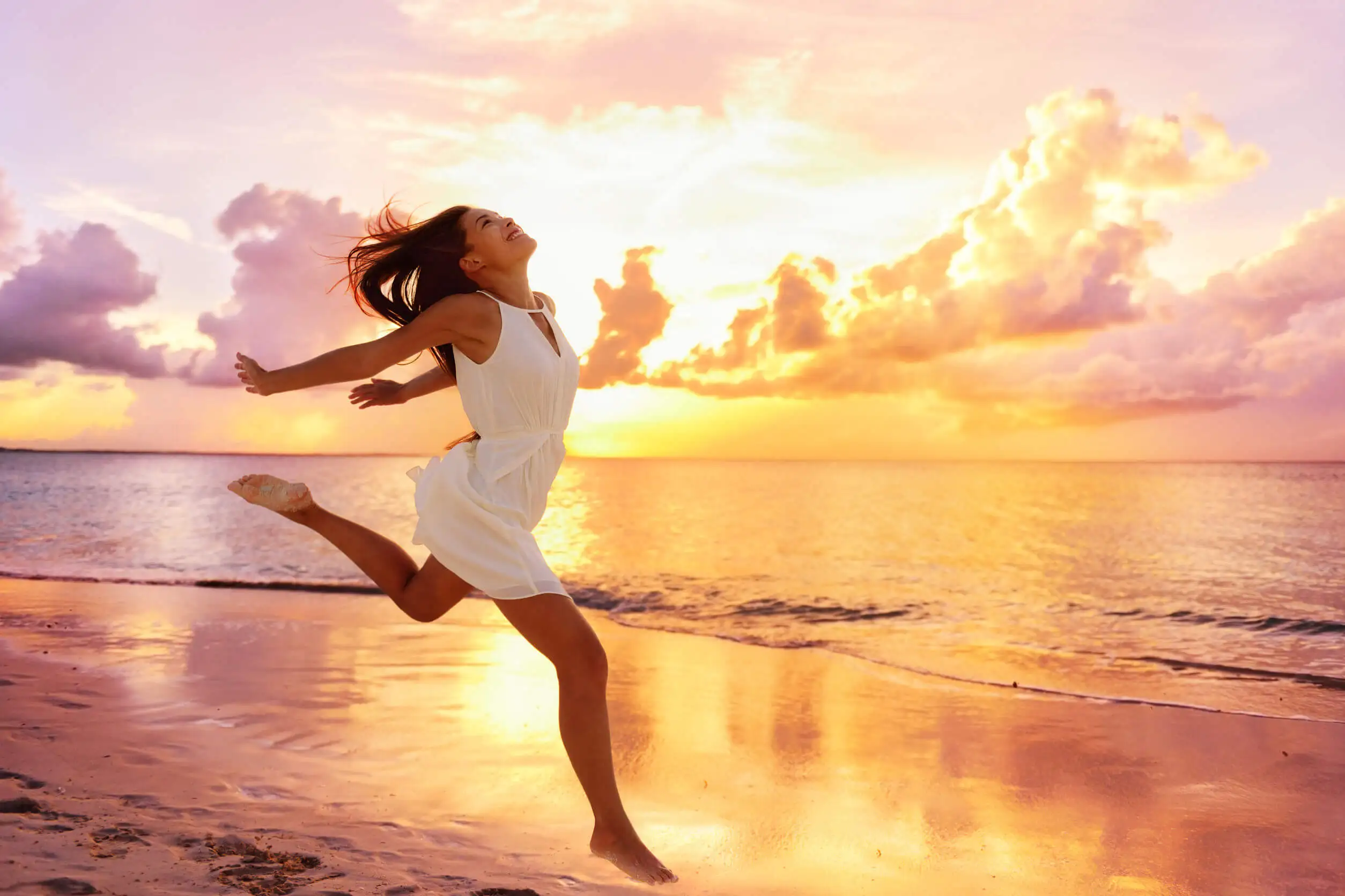 Felicidad y sentido de la vida en una mujer en la playa.