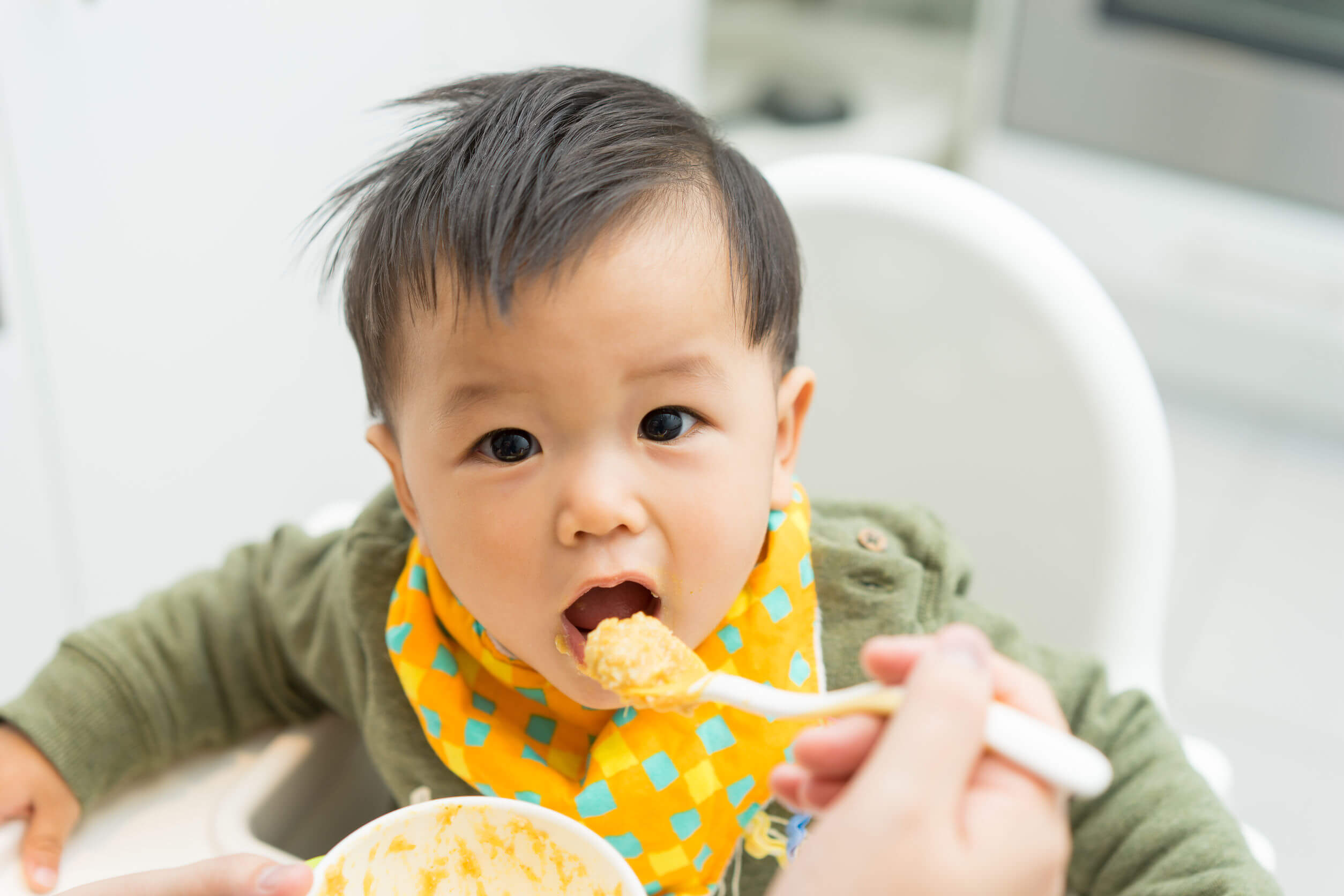 Bebé comiendo alimentos sólidos. 
