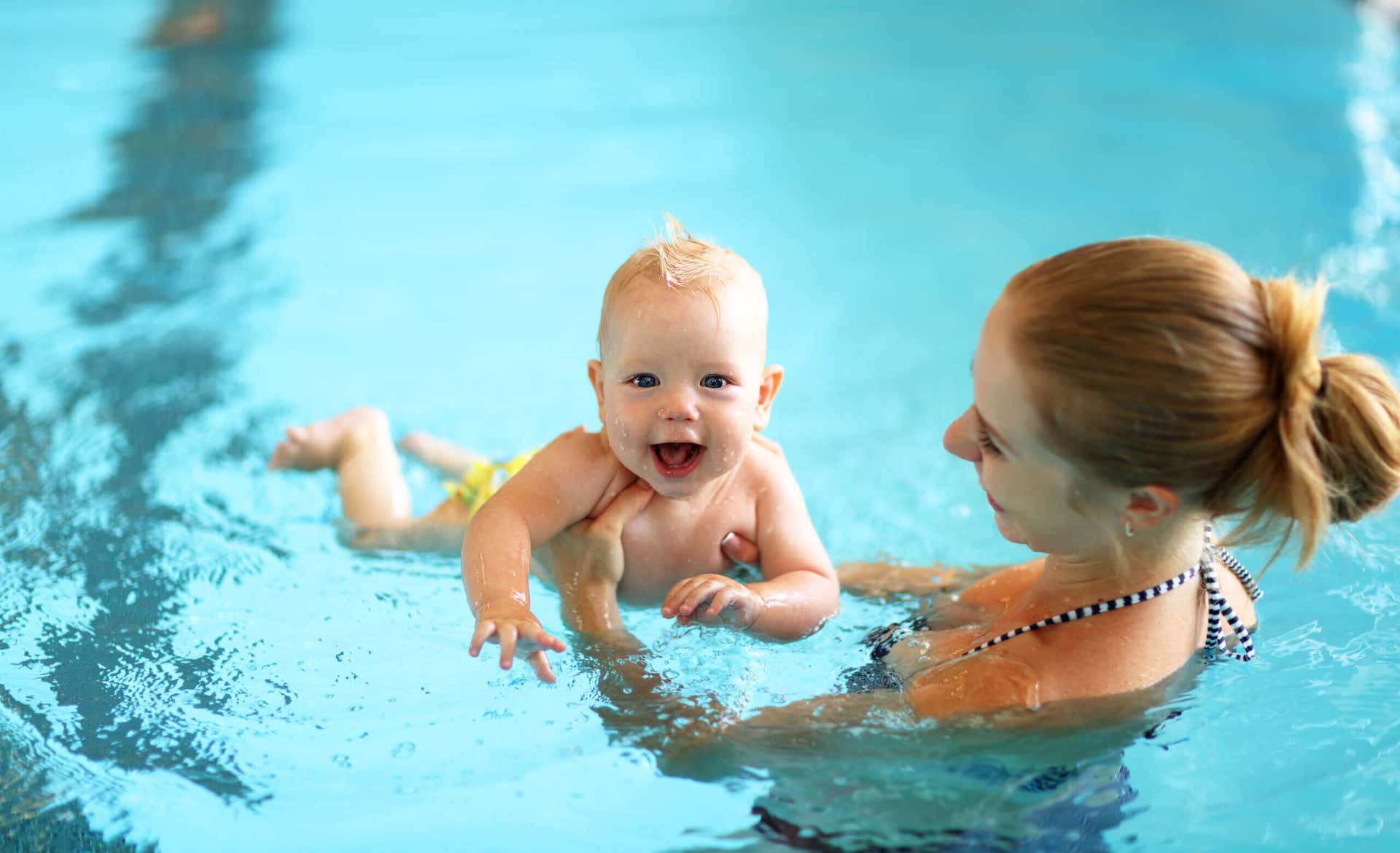 ¿A qué edad es recomendable dejar entrar al bebé a una piscina?