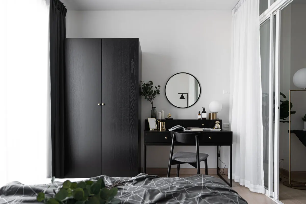 Muebles negros.