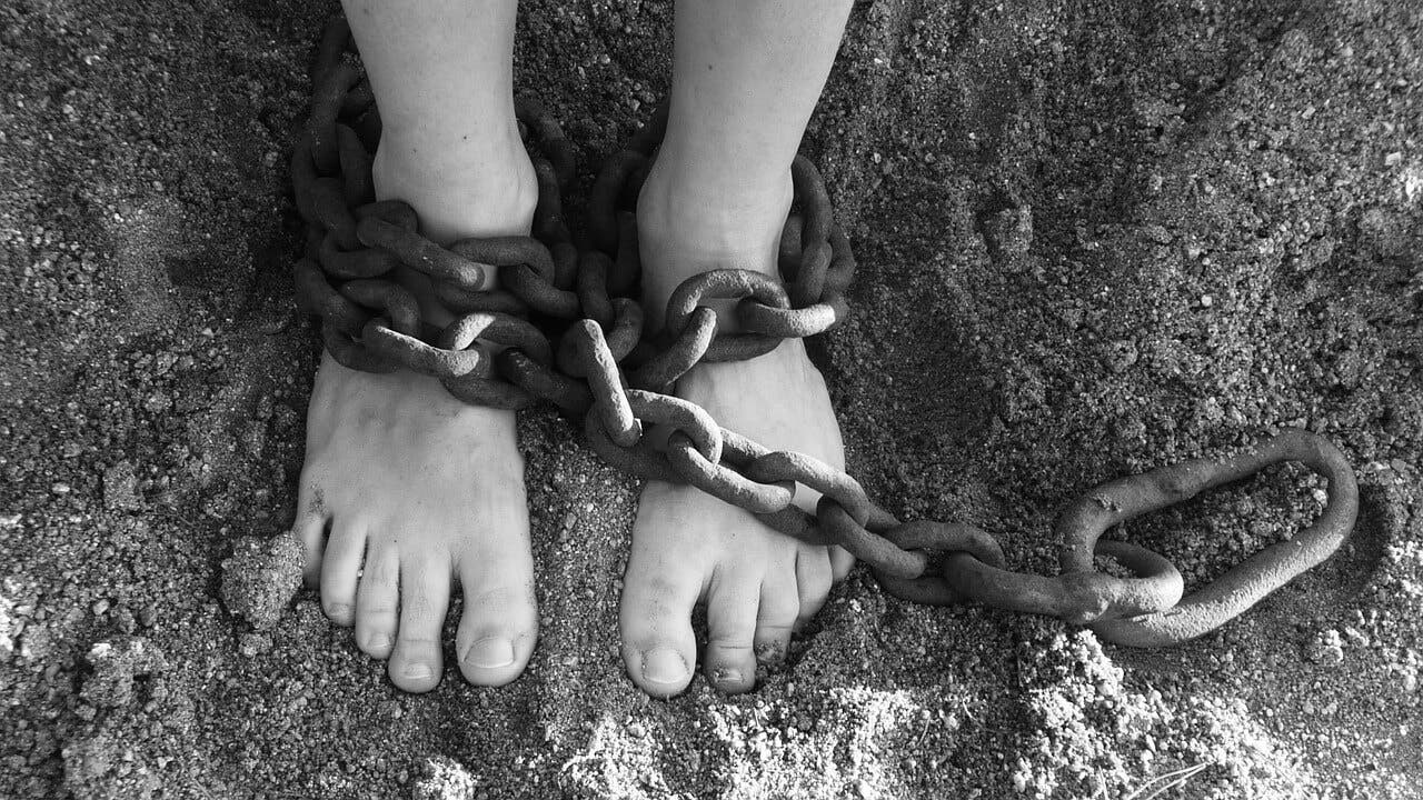 Cadenas en un prisionero de una cárcel.