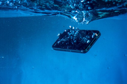 5 trucos para salvar un celular mojado