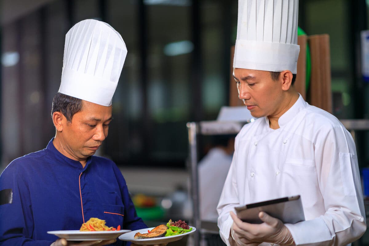 Chef utilisant la cuisine moléculaire.