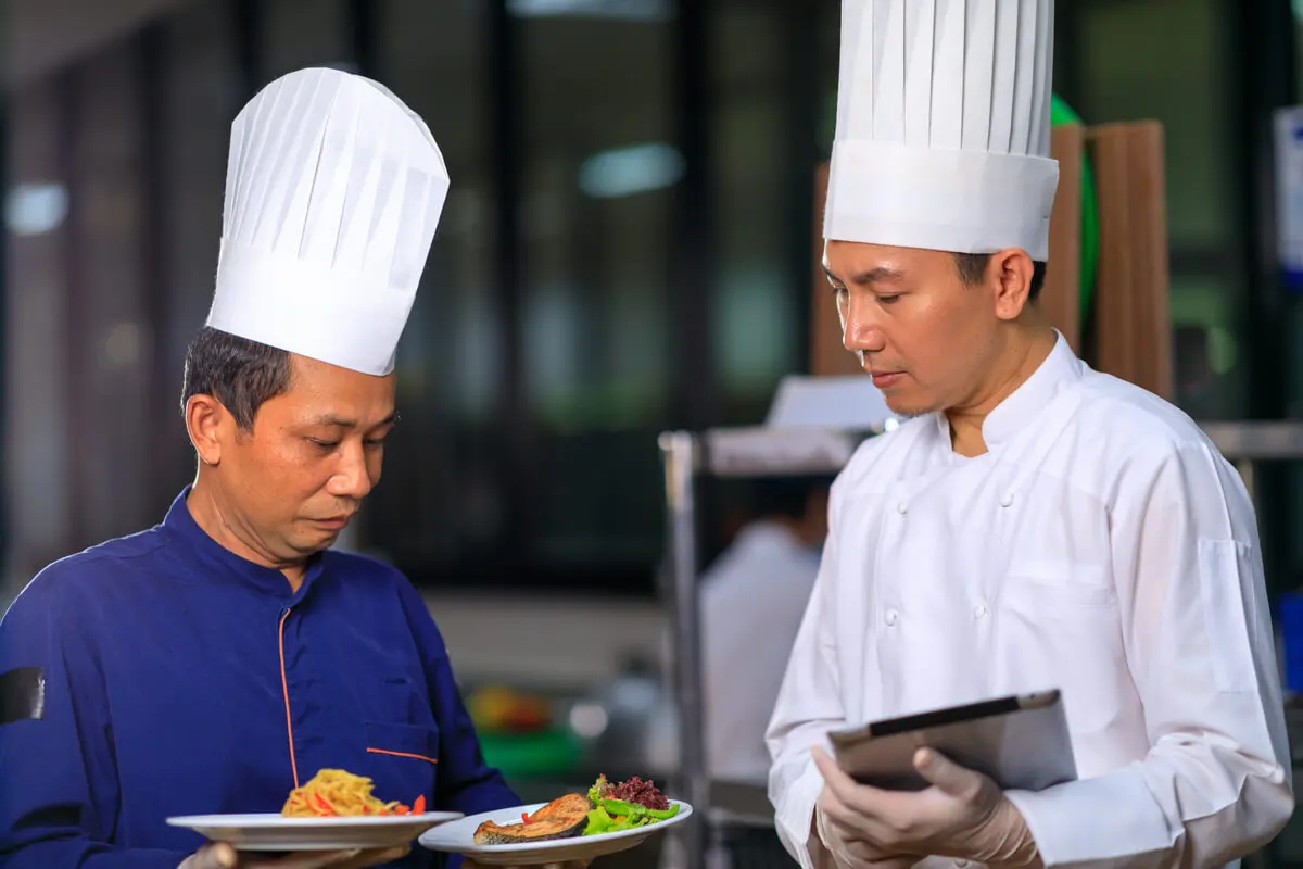Kucharz korzystający z kuchni molekularnej.