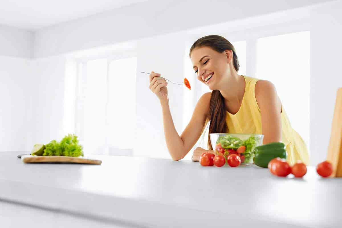 Zen-Ernährung - Frau isst Salat