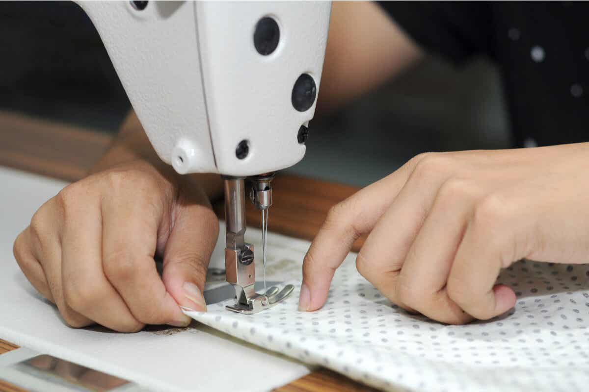 Confección de ropa con la medición del cuerpo.