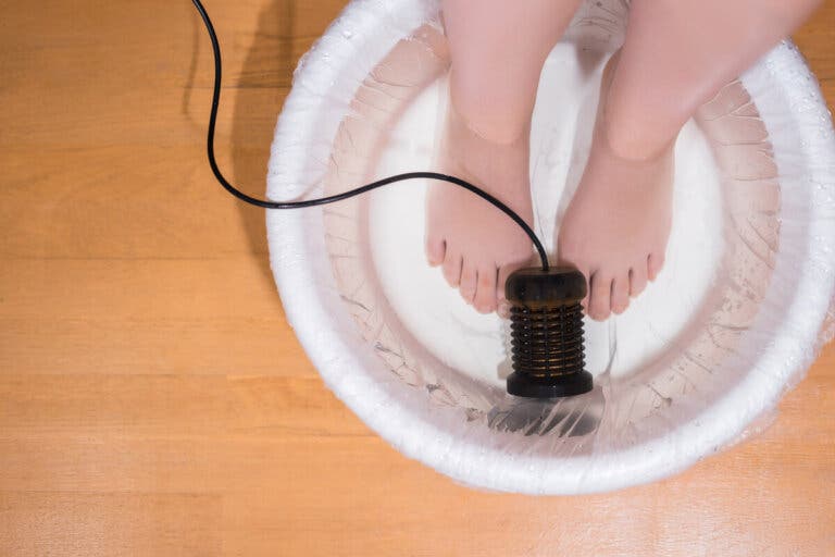 ¿Es verdad que funcionan los baños detox para los pies?