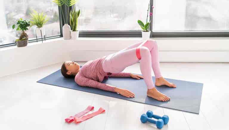 Cómo hacer ejercicios con bandas elásticas para fortalecer tus abdominales