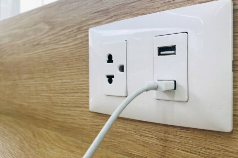 ¿Cómo instalar enchufes con tomas USB?