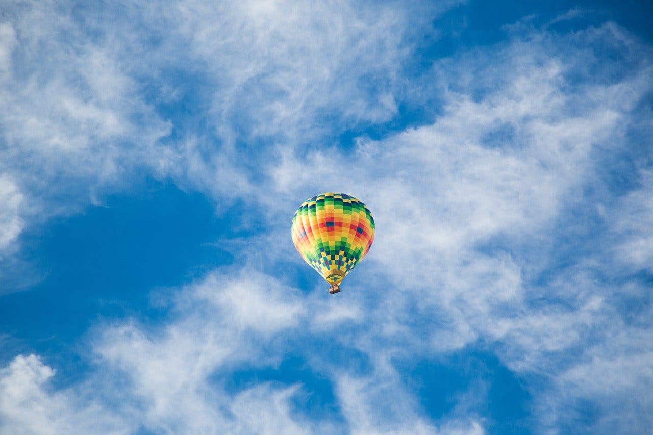 Festejar el cumpleaños en un globo aerostático.