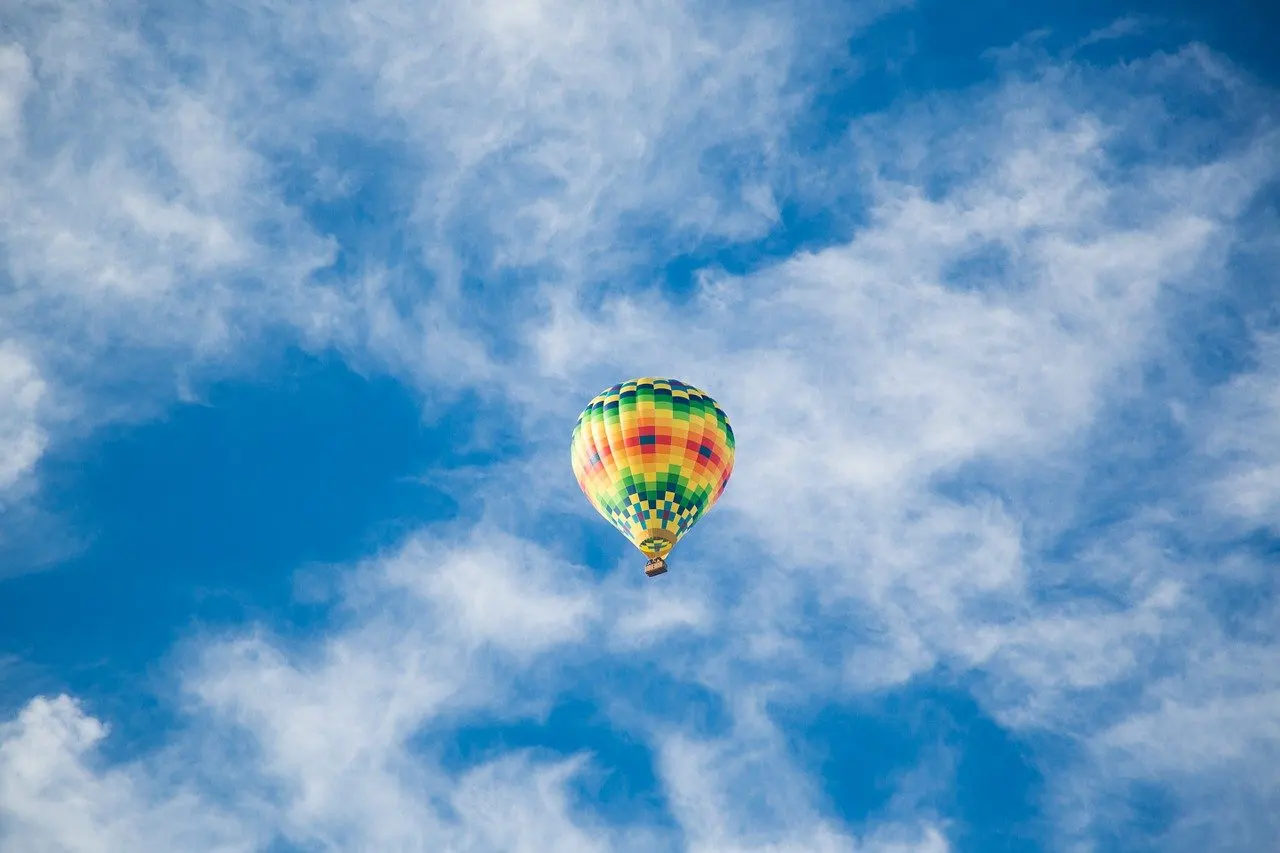 Festejar el cumpleaños en un globo aerostático.