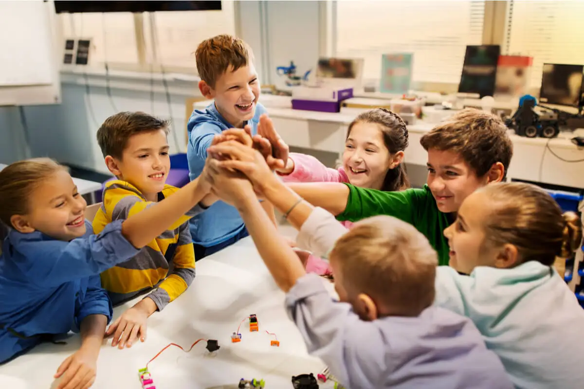 Groupes d'enfants en train de socialiser.