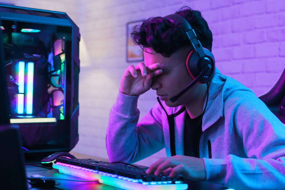 Jugador de videojuegos con cansancio.