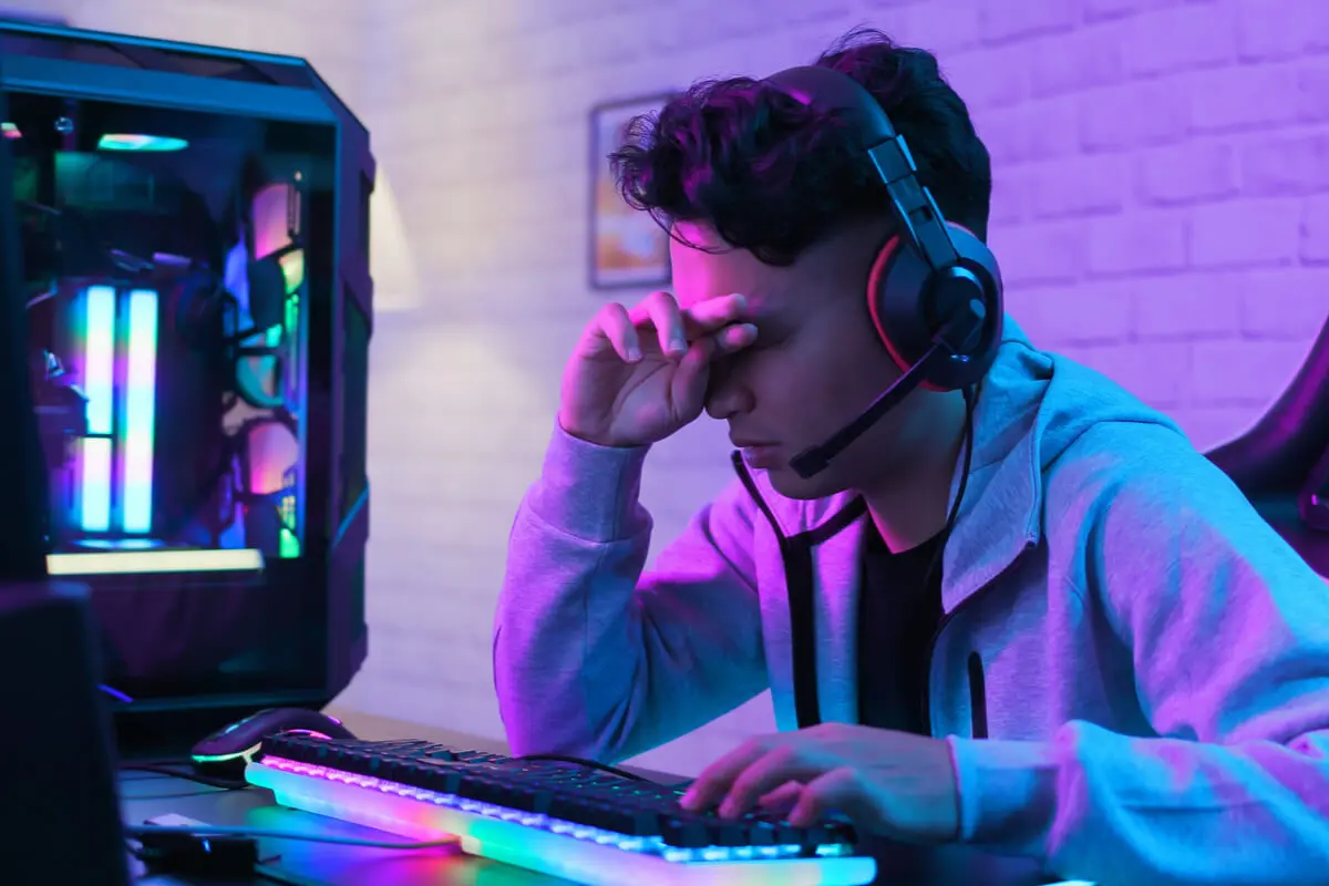 Jugador de videojuegos con cansancio.
