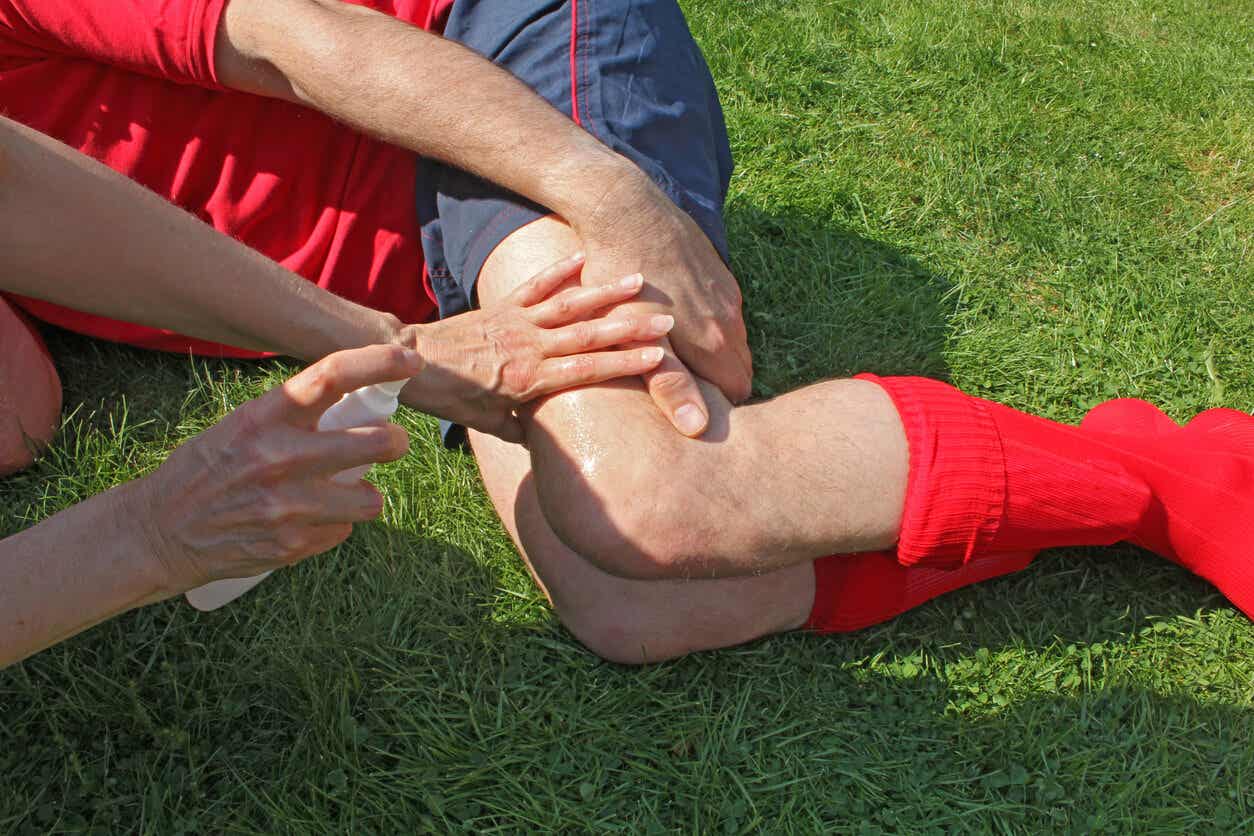 Lesión de rodilla en el fútbol por mal calzado.