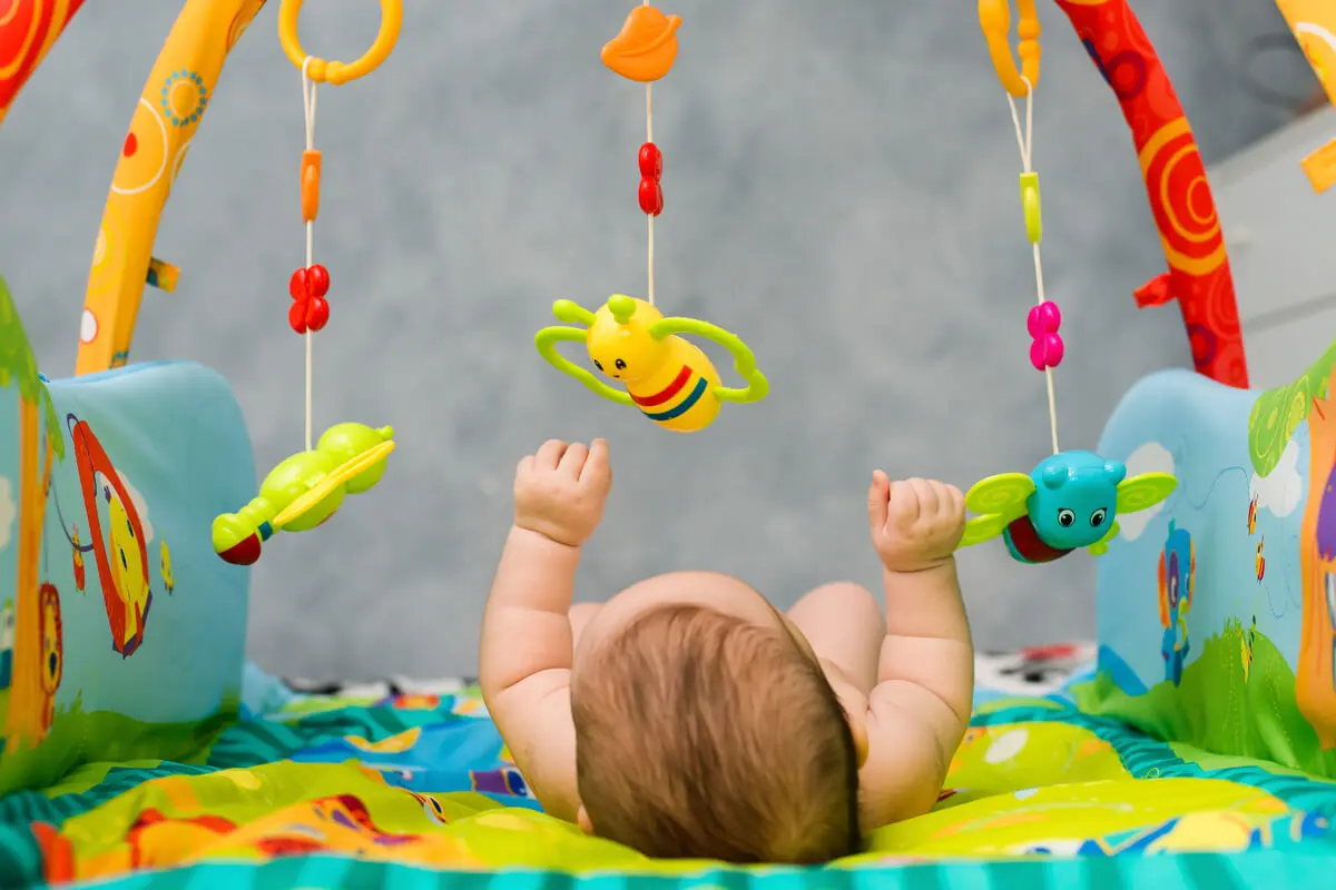 Der absorbierende Geist - Baby unter einem Mobile