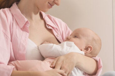 ¿Qué significan los cambios de color en la leche materna?