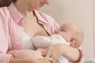 ¿Qué significan los cambios de color en la leche materna?