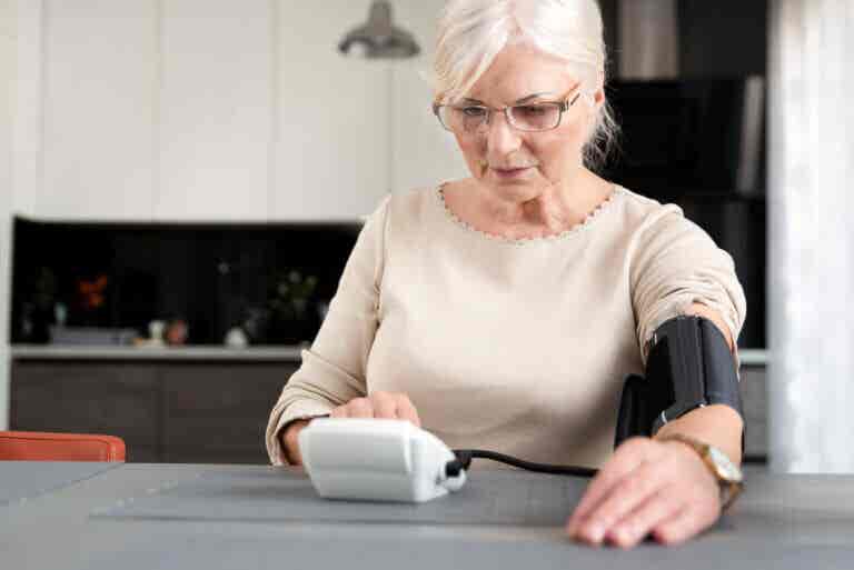 ¿Cómo se relaciona la menopausia con la hipertensión?