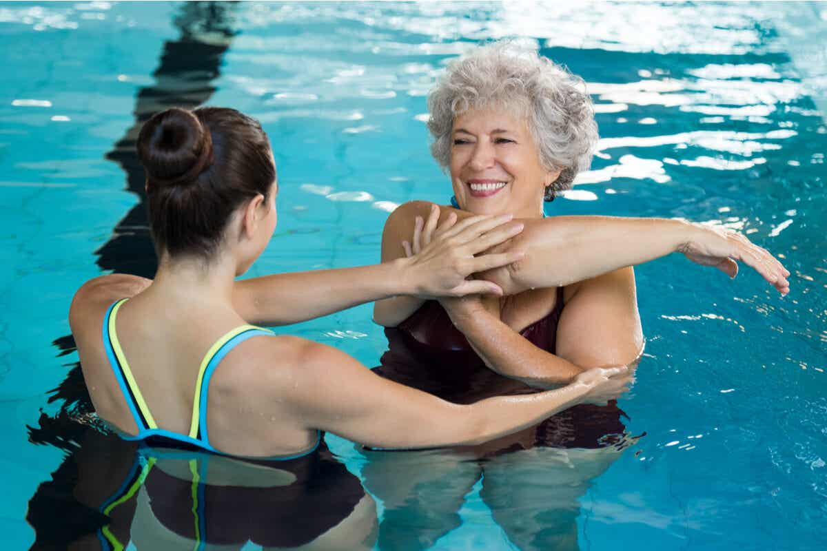 Motivationstipps für körperliche Aktivität - Frau im Pool