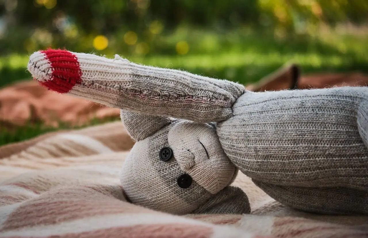 Muñeco con calcetines viejos.