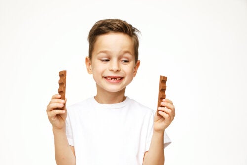 ¿Es seguro que los niños coman chocolate?