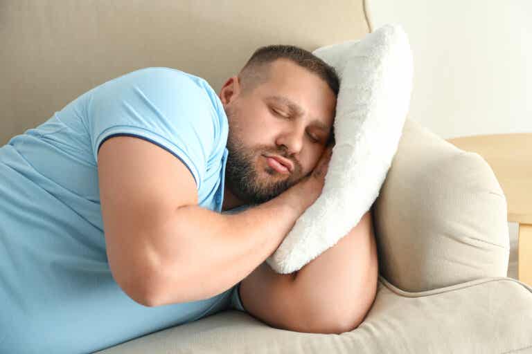 Dormir tarde podría aumentar el riesgo de sufrir obesidad, muestran estudios