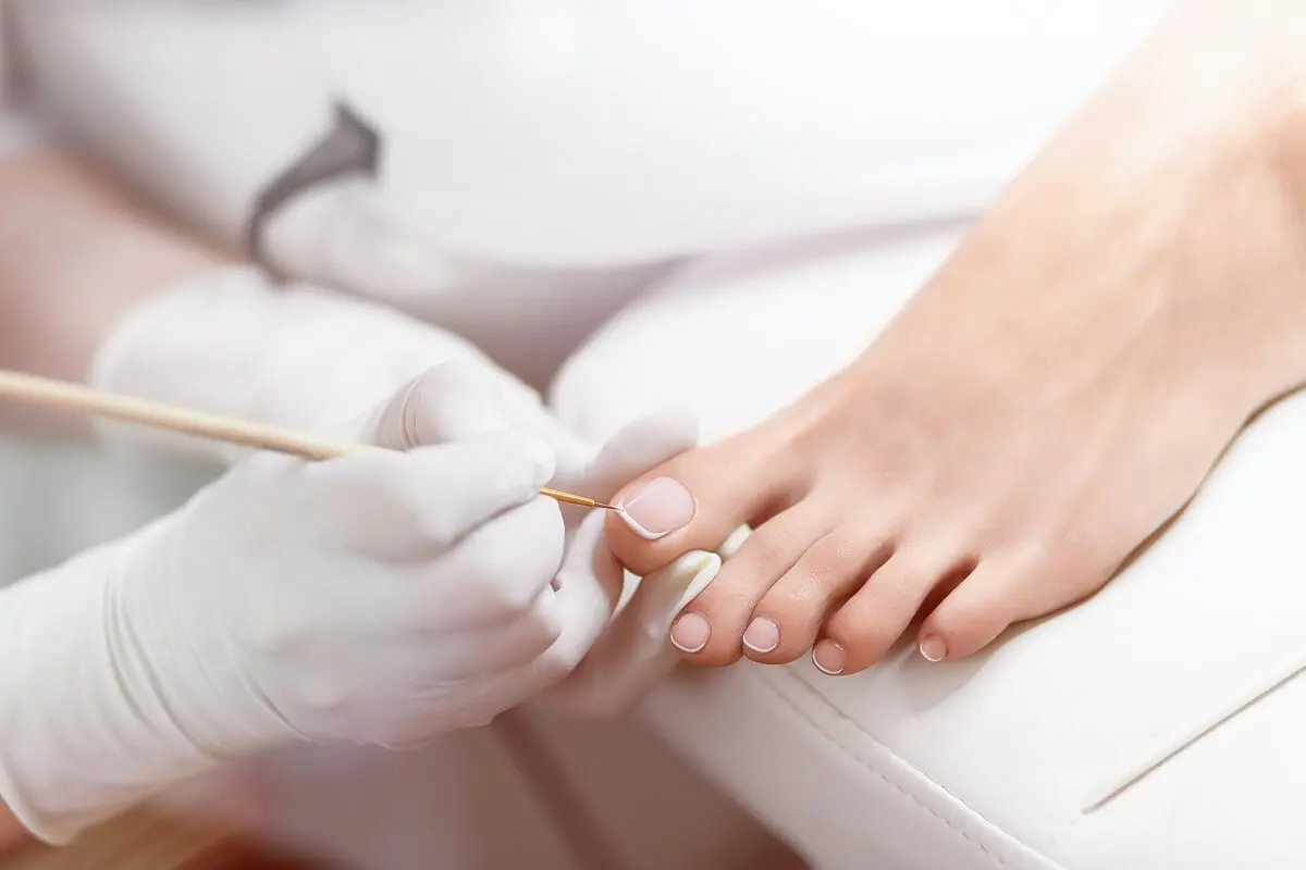 Mujer en pedicura