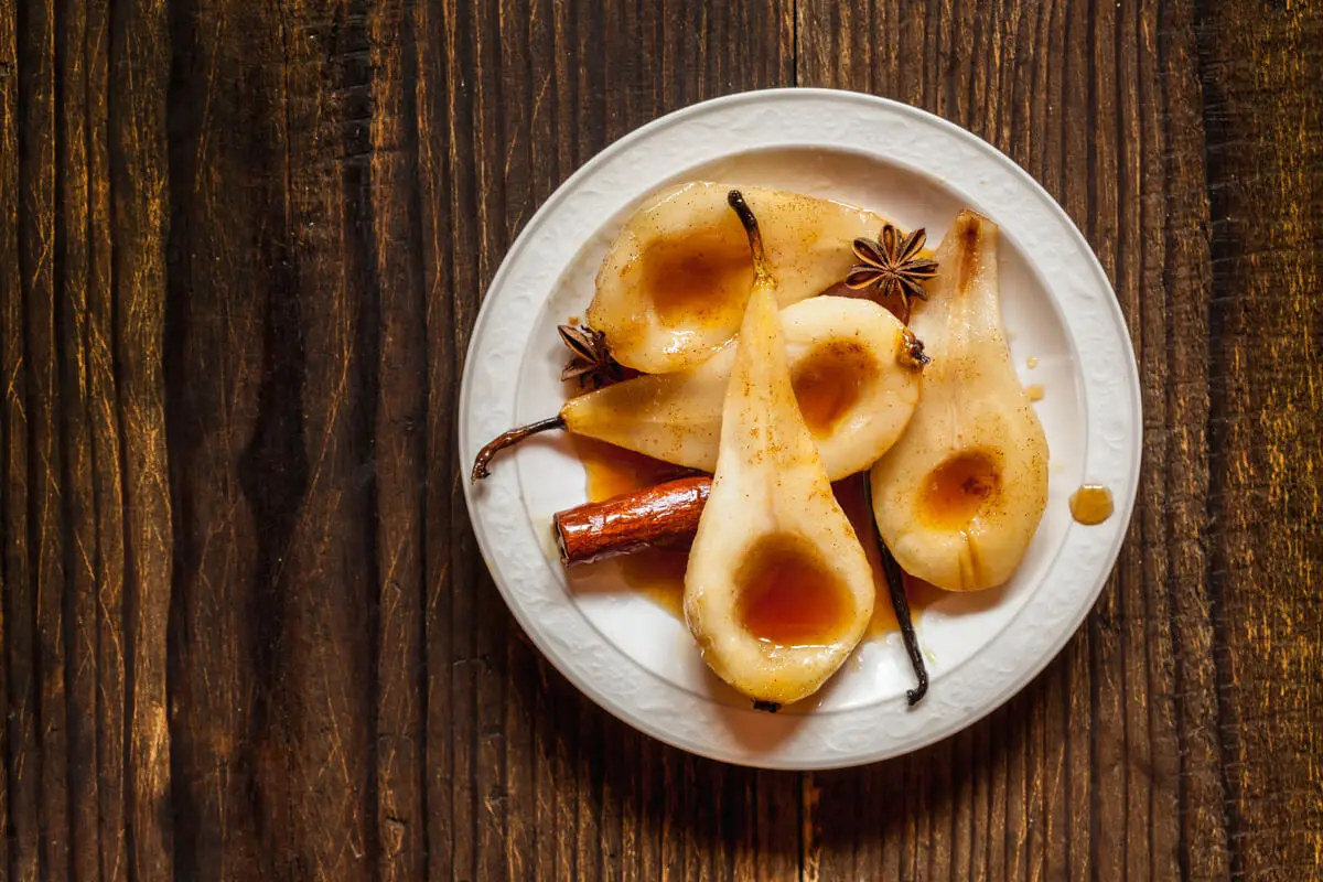 Peras al horno con canela: fácil y delicioso postre apto para celíacos.