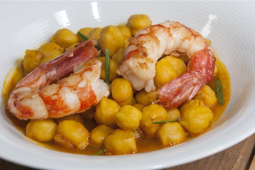 Garbanzos con langostinos: receta paso a paso