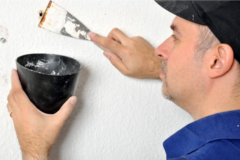 ¿Cómo resanar agujeros en una pared?