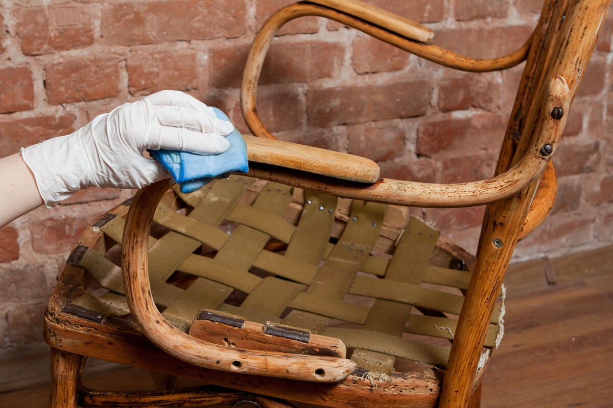 Krzesło wymagające imitacji słojów drewna.