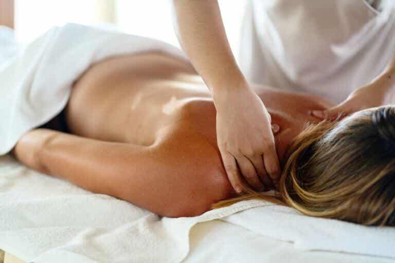 ¿Qué es un masaje de tejido profundo y qué beneficios tiene?