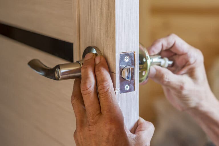 ¿Cómo arreglar el pomo de una puerta?